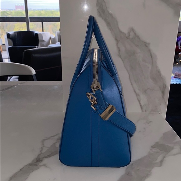 Givenchy Electric Blue Large Antigona Leather Handbag - Picture 4 of 13